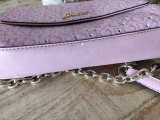 Bolso Guess rosa con detalles dorados
