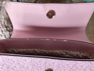 Bolso Guess rosa con detalles dorados
