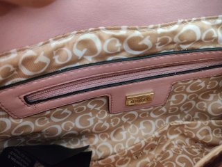 Bolso Guess rosa con detalles dorados