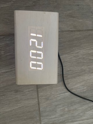 Reloj digital de madera