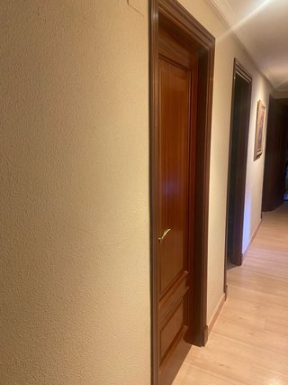 5 Puertas de madera Sapelly. Una con cristal.