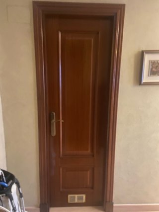 5 Puertas de madera Sapelly. Una con cristal.
