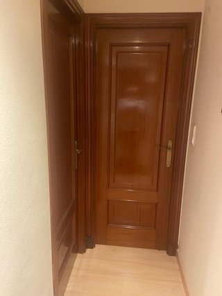5 Puertas de madera Sapelly. Una con cristal.