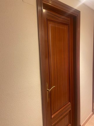 5 Puertas de madera Sapelly. Una con cristal.