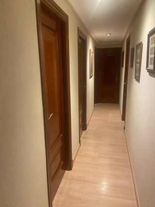 5 Puertas de madera Sapelly. Una con cristal.