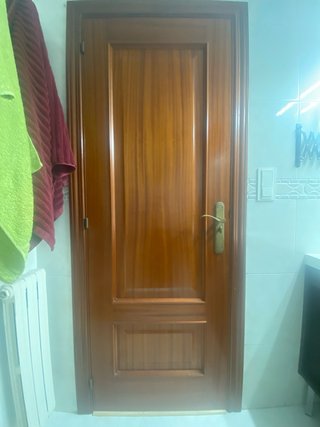 5 Puertas de madera Sapelly. Una con cristal.