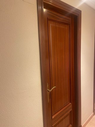 5 Puertas de madera Sapelly. Una con cristal.
