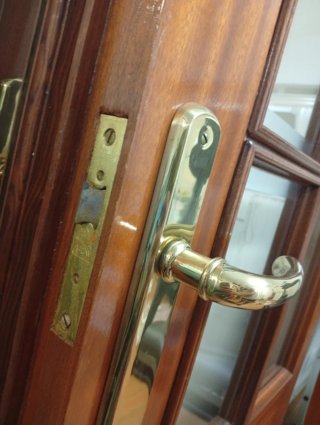 Puertas de madera maciza con cristales