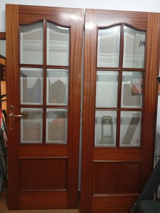 Puertas de madera maciza con cristales