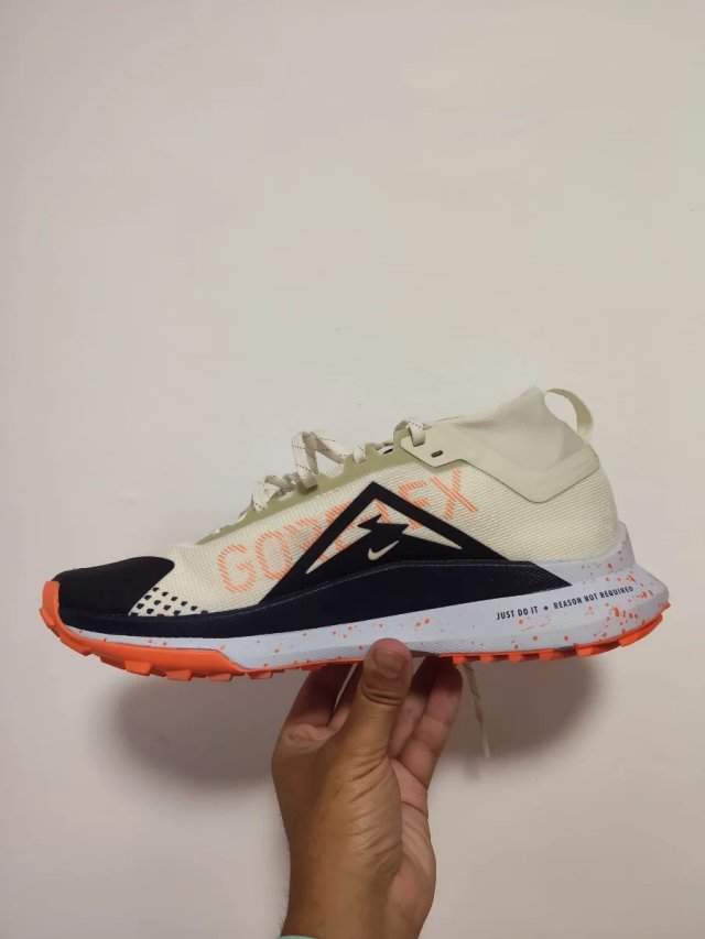 T40,5 Nike Pegasus Trail 4 GTX V2 Beige/Naranja