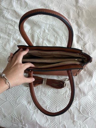 Bolso de cuero marrón con logo