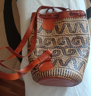 Bolso mochila tejido ratán y cuero