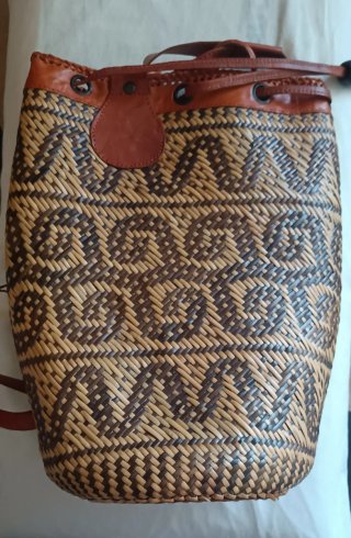 Bolso mochila tejido ratán y cuero