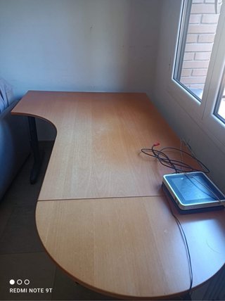 Mueble de oficina con puertas de cristal