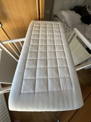 Cuna de bebé blanca con diseño de luna