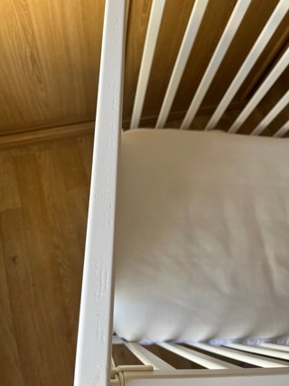 Cuna de bebé blanca con diseño de luna