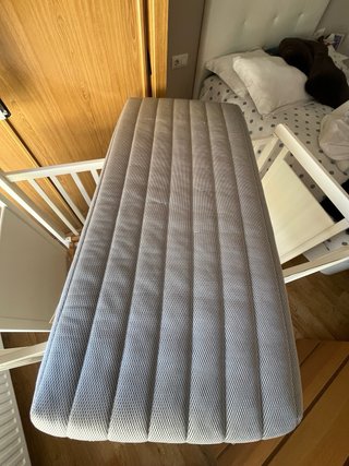 Cuna de bebé blanca con diseño de luna