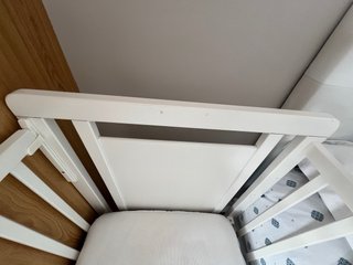 Cuna de bebé blanca con diseño de luna
