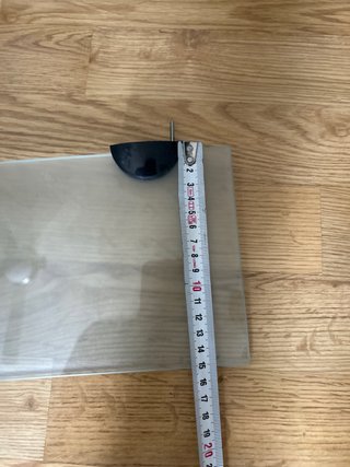 Estantería de cristal con soportes metálicos