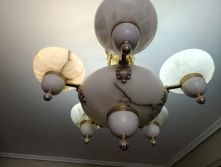 Lámpara de salón dorada y blanca