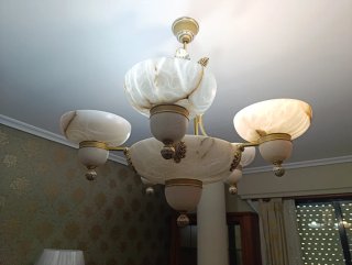 Lámpara de salón dorada y blanca