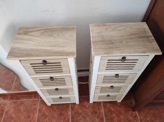 Cajoneras de madera blancas y beige