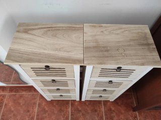 Cajoneras de madera blancas y beige
