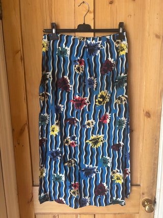 Falda lápiz floral con aberturas laterales