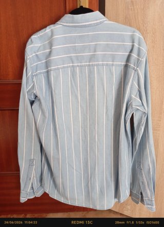 Camisa de rayas azul y blanca