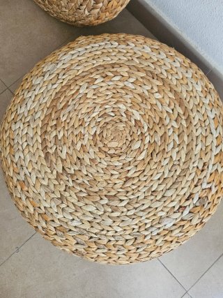 Dos puff redondos de yute natural