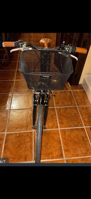 Bicicleta de paseo negra con cesta