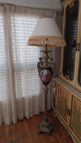 Lámpara de pie vintage con figura