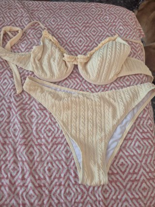 Bikini amarillo con textura