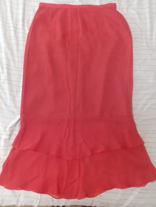 Falda asimétrica roja