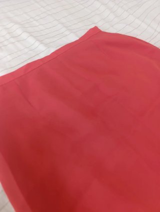 Falda asimétrica roja