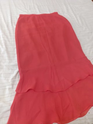 Falda asimétrica roja