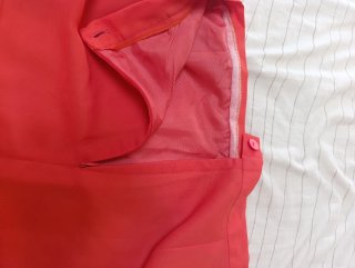 Falda asimétrica roja