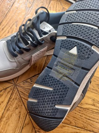 Zapatillas Koröshi nuevas con etiqueta
