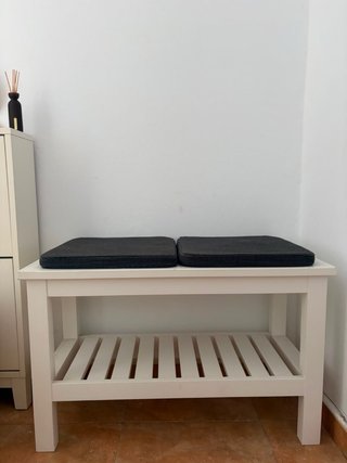 Banco blanco con cojines gris