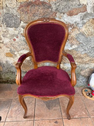 Butaca de madera burdeos