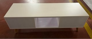 Mesa TV blanca con cajones y patas de madera