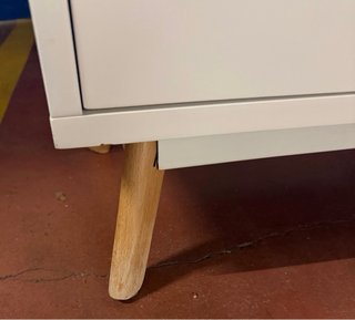 Mesa TV blanca con cajones y patas de madera