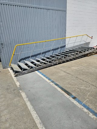 Escalera metálica para altillo