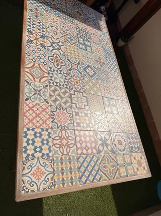 Mesa de terraza con azulejos