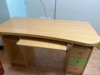 Escritorio de madera con cajones y bandeja