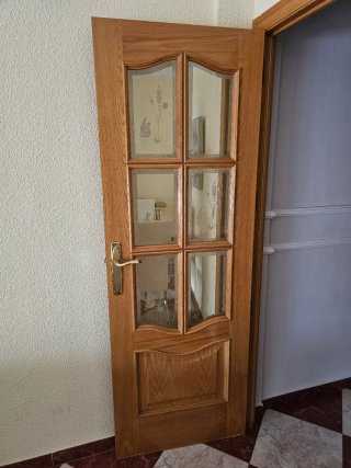 Puerta de madera con cristal