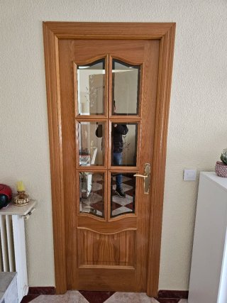 Puerta de madera con cristal