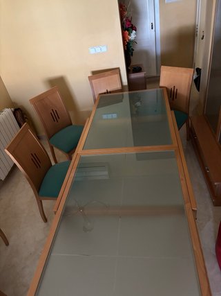 Juego de mesa de madera extensible  y 6 sillas