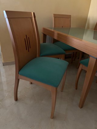Juego de mesa de madera extensible  y 6 sillas