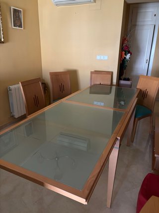Juego de mesa de madera extensible  y 6 sillas
